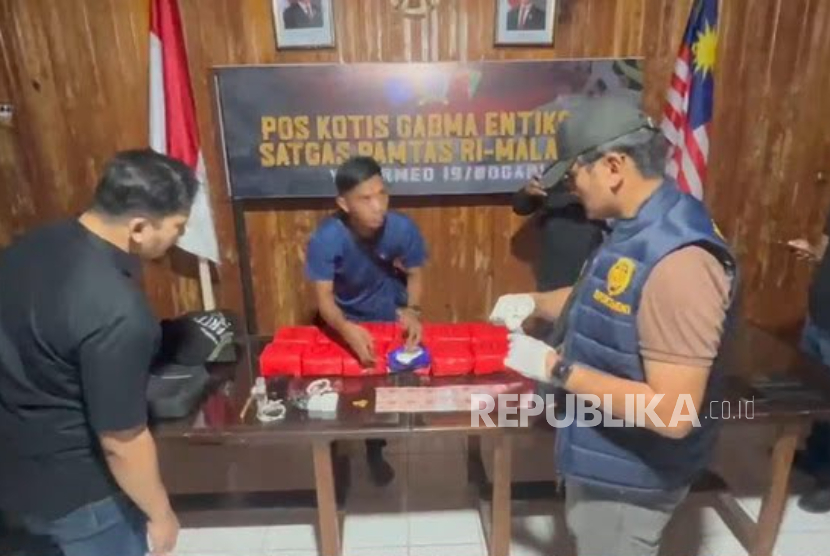 Seorang pria ditangkap saat membawa dua tas ransel berisi sabu.
