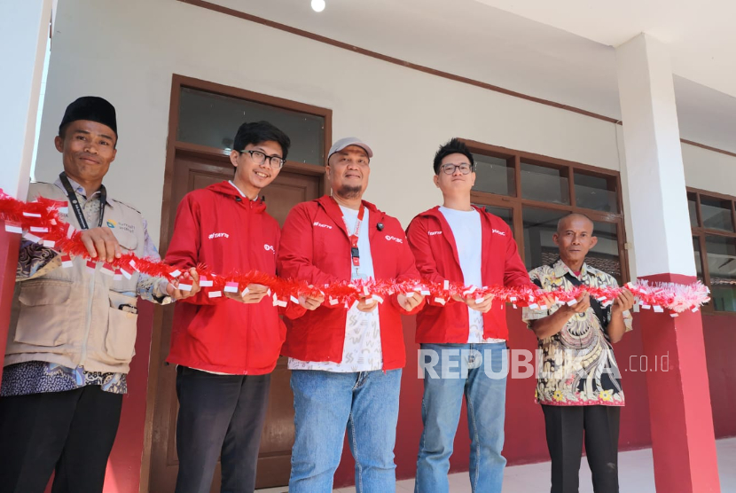 Sebagai wujud komitmen dalam mendorong pemerataan kualitas pendidikan yang layak hingga daerah pelosok, OCBC Syariah berkolaborasi dengan Rumah Wakaf menggelar program edukasi inklusif bertajuk AMAL Menyala Negeriku.