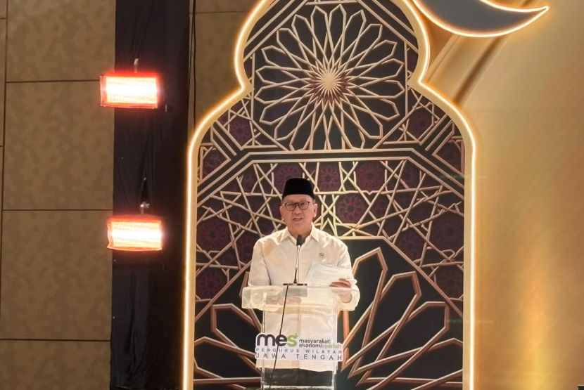 Chief Executive Officer (CEO) Badan Pengelola Investasi Daya Anagata Nusantara (Danantara), Rosan Perkasa Roeslani, memberikan sambutan dalam acara pelantikan pengurus Masyarakat Ekonomi Syariah (MES) Provinsi Jawa Tengah periode 2026-2031 di Hotel Padma, Kota Semarang, Jumat (2/10/2026). Rosan diketahui turut menjabat Ketum Pengurus Pusat MES.