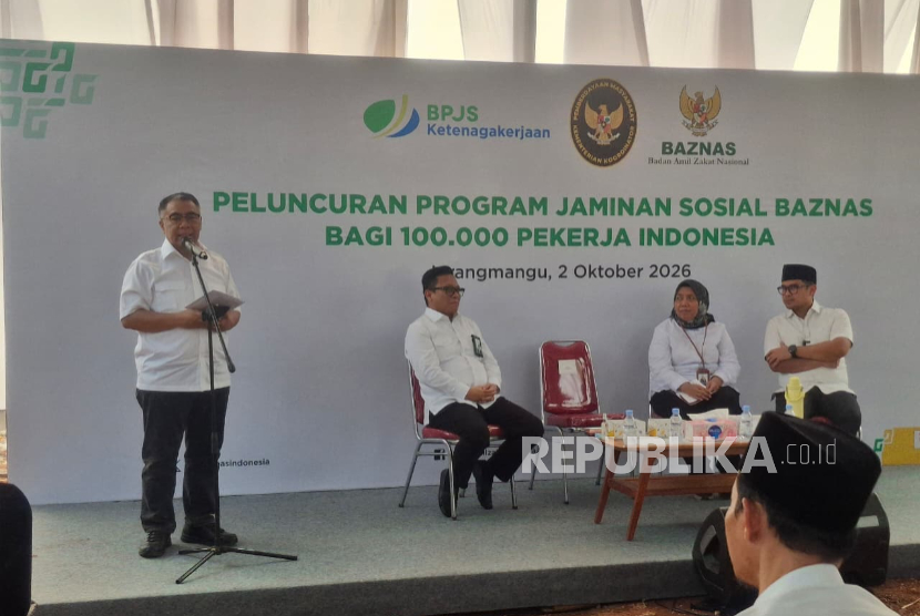 Ketua Baznas RI Sodik Mudjahid saat menyalurkan program prioritas Jaminan Sosial Baznas (JSB) 2026 di Sanggar Segam Banjarnegara, Jurangmangu, Tangerang Selatan, Jumat (2/10/2026).