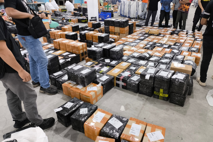 Bea Cukai Jember mengamankan ratusan paket berisi rokok ilegal yang disamarkan sebagai kiriman e-commerce dalam penindakan di Jember dan Bondowoso.