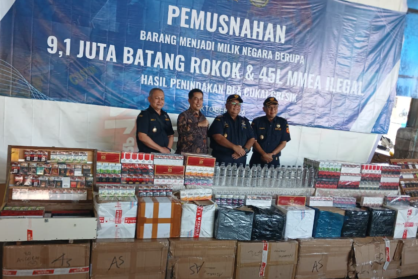 Bea Cukai Gresik memusnahkan 9.116.492 batang rokok ilegal dan 45 liter minuman mengandung etil alkohol (MMEA) hasil penindakan periode Februari hingga Mei 2026 yang telah ditetapkan sebagai barang yang menjadi milik negara (BMMN). 