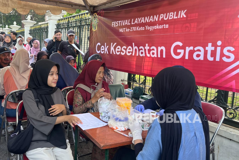 Suasana masyarakat saat memanfaatkan berbagai layanan publik yang dihadirkan di kawasan Titik Nol Kilometer Yogyakarta dalam rangka memeriahkan HUT ke-270 Kota Yogyakarta, Ahad (11/10/2026).