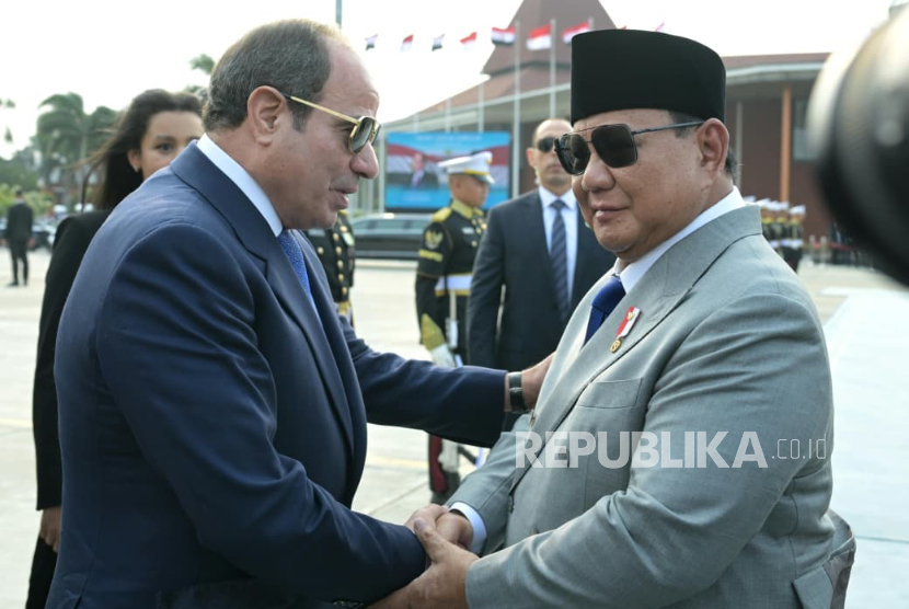 Presiden RI Prabowo Subianto mengantar kepulangan Presiden Mesir Abdel Fattah El-Sisi di Base Ops Lanud Halim Perdanakusuma, Jakarta Timur, Ahad (11/10/2026).