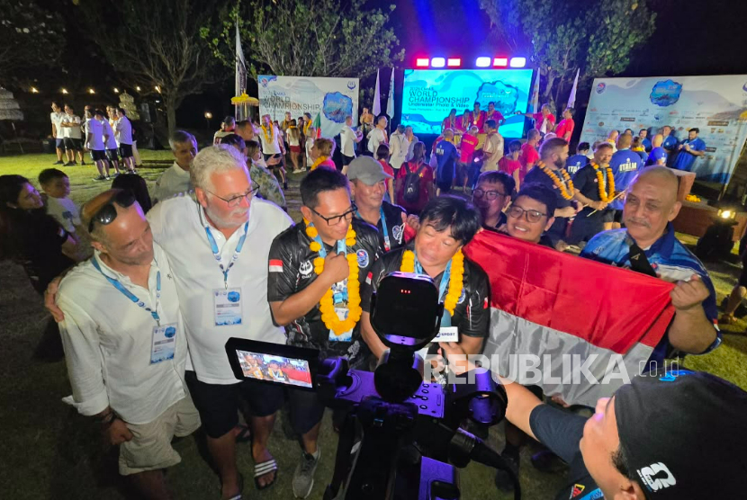 Tim selam Indonesia meraih satu medali emas dalam ajang 2026 CMAS World Championship Underwater Photo and Video yang resmi berakhir di Bali, Sabtu (10/10/2026).