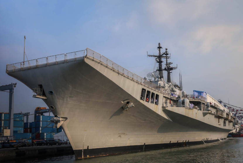 Kapal induk ITS Giuseppe Garibaldi tiba di Dermaga 107 Pelabuhan Tanjung Priok, Jakarta, setelah dihibahkan Pemerintah Italia kepada Indonesia.