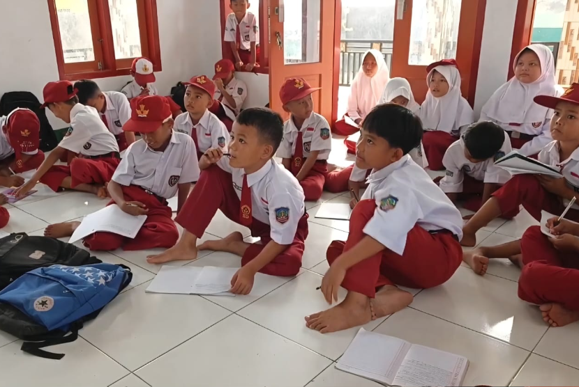 Puluhan siswa SDN 3 Cihirup, Kecamatan Ciawigebang, Kabupaten Kuningan belajar di mushala akibat bangunan sekolah rusak.