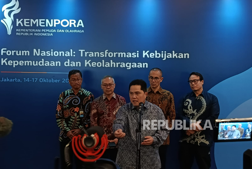 Menpora Erick Thohir saat memberikan keterangan kepada media dalam acara Forum Nasional; Transformasi Kebijakan Kepemudaan dan Olahraga yang berlangsungdi Jakarta, Kamis (15/10/2026).