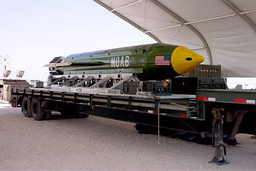 Rudal berisi GBU-43/B Massive Ordnance Air Blast (MOAB).