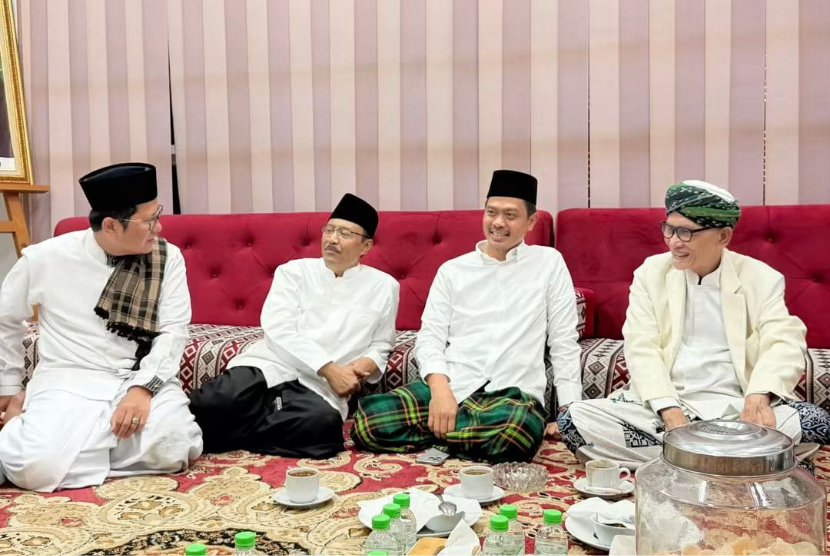 KH Imam Jazuli bersama masyayikh PBNU, termasuk Rais Am KH Miftachul Akhyar