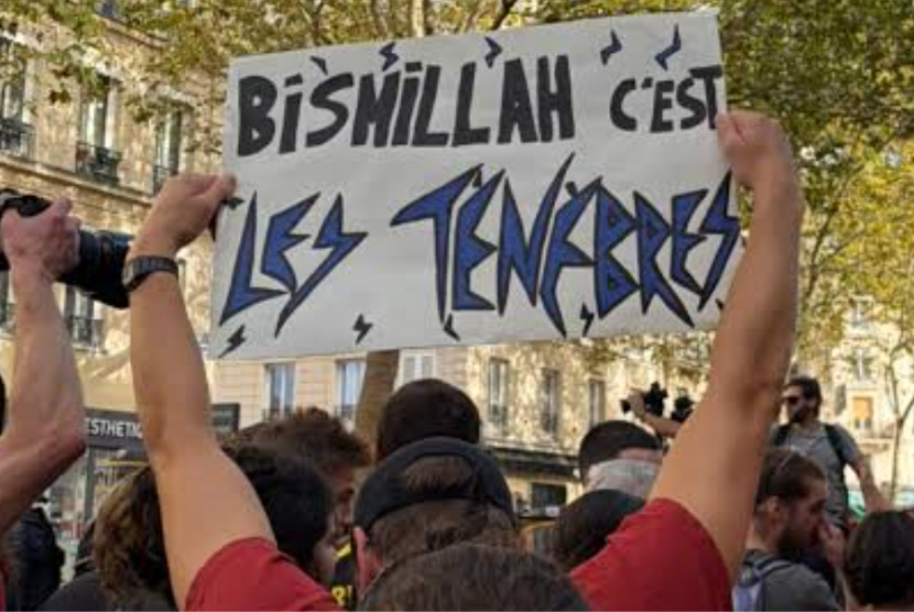 Pengunjuk rasa membawa plakat bertuliskan basmalah dalam aksi di Paris, Prancis.