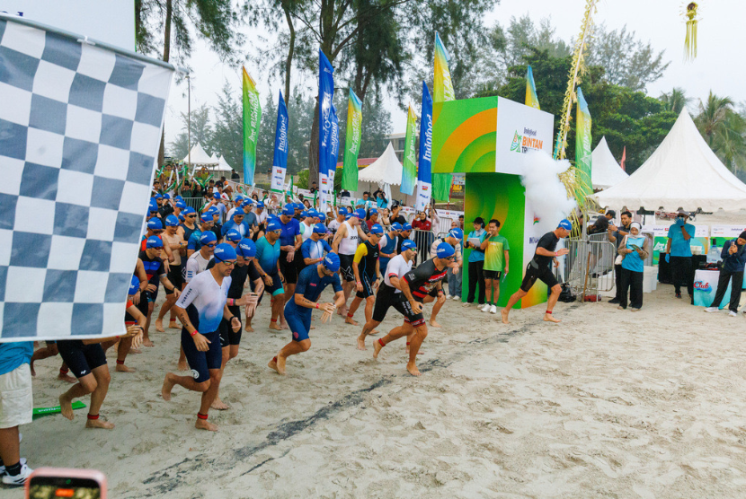 Peserta mengikuti rangkaian Bintan Triathlon 2026 di Kawasan Pariwisata Lagoi, Kabupaten Bintan, Kepulauan Riau.