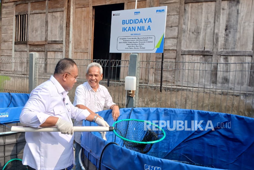 Direktur Utama PT Permodalan Nasional Madani (PNM) Kindaris bersama Opa Yusril dalam peluncuran PNM Lansiapreneur di Panti Werdha Muslim Rumah Oma, Kecamatan Cilodong, Kota Depok, Jawa Barat, Kamis (22/10/2026).