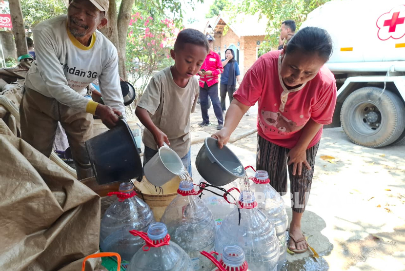 Rumah Zakat bersama Palang Merah Indonesia (PMI) dan Badan Penanggulangan Bencana Daerah (BPBD) Kabupaten Indramayu bersinergi menyalurkan bantuan air bersih.