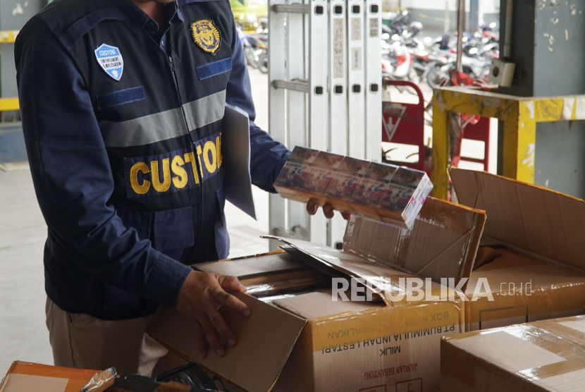 Patroli darat Bea Cukai Malang di jalur distribusi rokok ilegal membuahkan hasil positif.