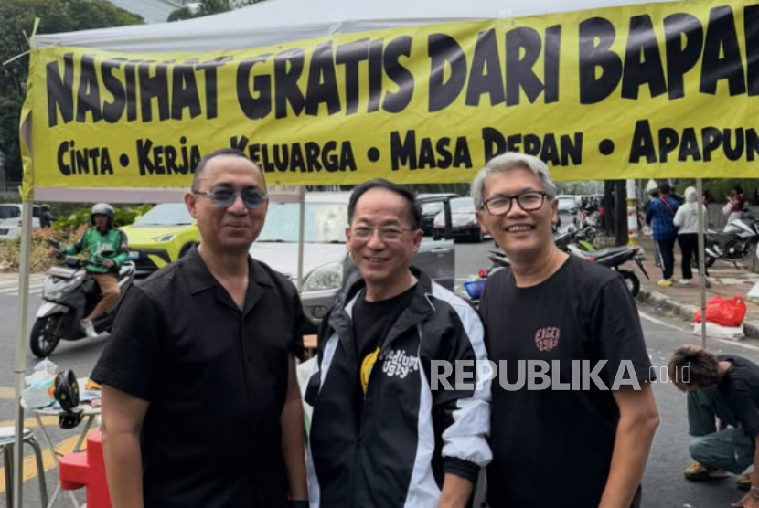 Sosok tiga bapak yang membawa lapak curhat Nasihat Gratis dari Bapak di CFD Jakarta pada Ahad (18/10/2026).
