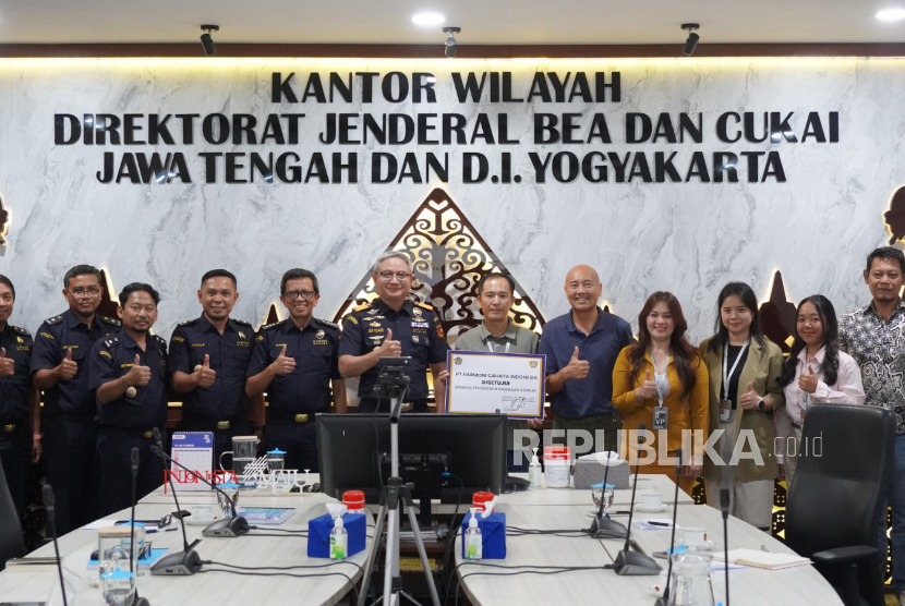 Kanwil Bea Cukai Jawa Tengah dan DI Yogyakarta terbitkan izin fasilitas kawasan berikat kepada PT Harmoni Cahaya Indonesia, sebuah perusahaan manufaktur yang berlokasi di Kabupaten Grobogan, Jawa Tengah (19/10). 