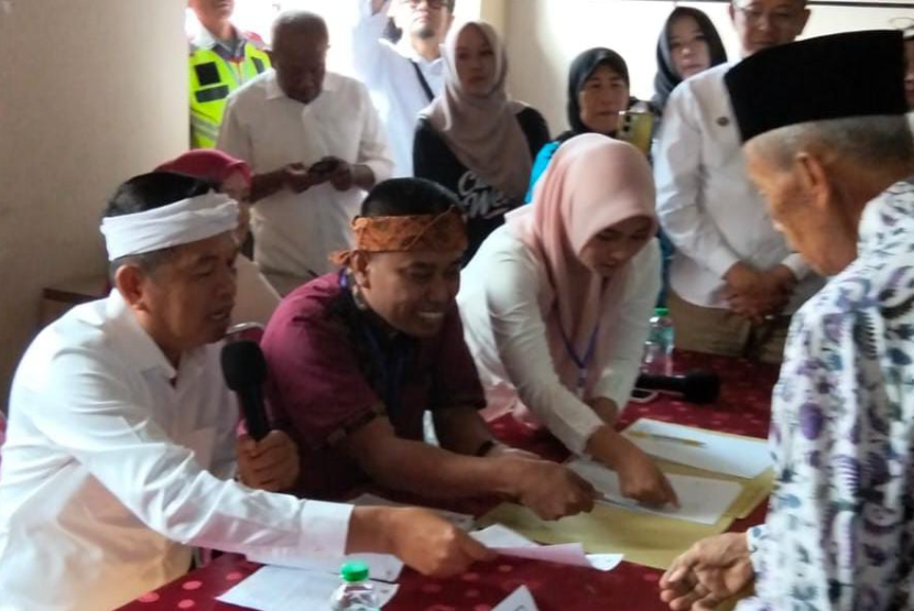 Gubernur Jawa Barat Dedi Mulyadi memberikan apresiasi atas pelaksanaan pemilihan kepala desa (Pilkades) serentak secara elektronik di seluruh desa di Kabupaten Sumedang.