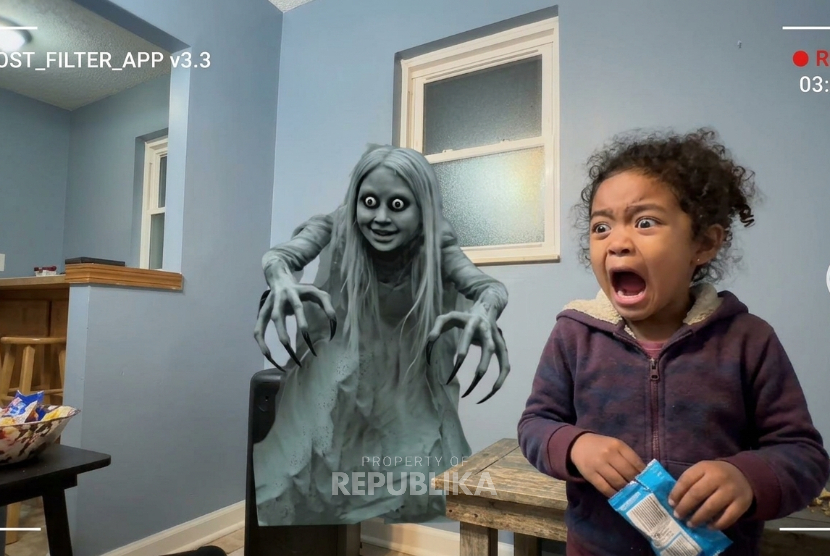 Anak ketakutan saat di-prank orang tua dengan filter hantu. (ilustrasi)