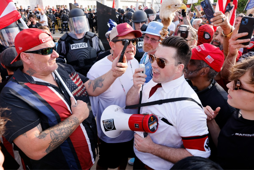 Seorang pengunjuk rasa yang mengenakan ban lengan dengan simbol swastika Nazi berbicara melalui pengeras suara di luar Perpustakaan Henry Ford Centennial dalam sebuah demonstrasi anti-Muslim dengan tajuk Christian Crusade March di Dearborn, Michigan, pada 18 Agustus 2026.