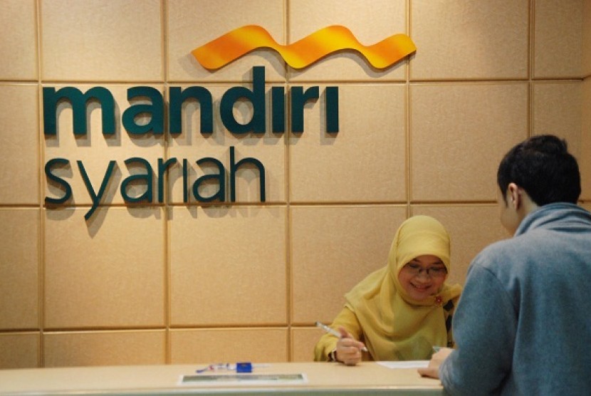 A bank teller in Mandiri Sharia deals with a customer in Jakarta. Government plans to establish a state owned sharia bank. (illustration) 