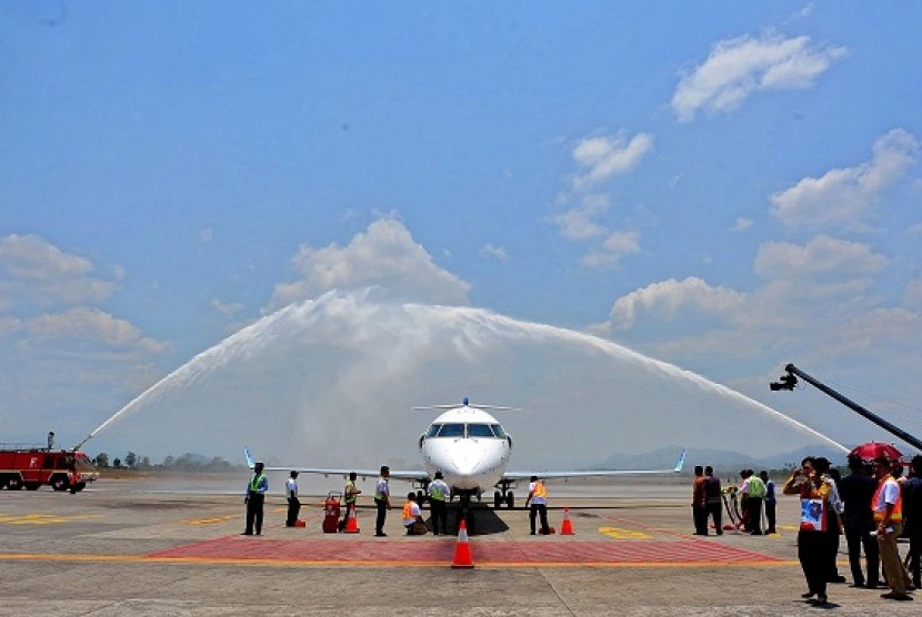 A Bombardier CRJ 1000NextGen lands for the first time in Sultan Hasanuddin Airport in Makassar. (file photo)