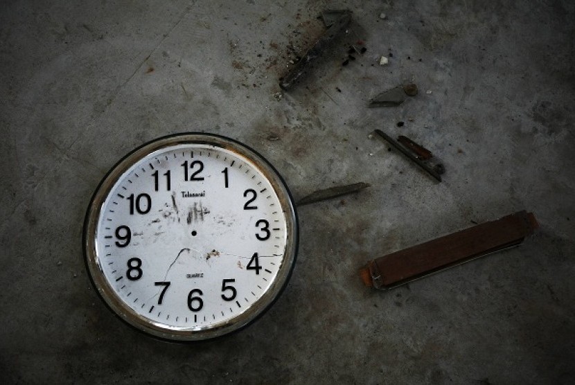 A broken clock is left on the floor of the destroyed Old Village Jamae Mosque, one of East Pikesake's two mosques in the area, that became the frontline in recent battles in Kyaukphyu November 3, 2012. Picture taken November 3. 