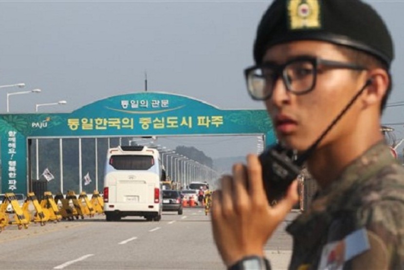 A bus carrying South Korean delegation leaves for North Korea's Kaesong city for a meeting, at the Unification bridge in Paju near the border village of Panmunjom, South Korea, Wednesday, Aug. 14, 2013. North and South Korea will meet Wednesday to hold tal