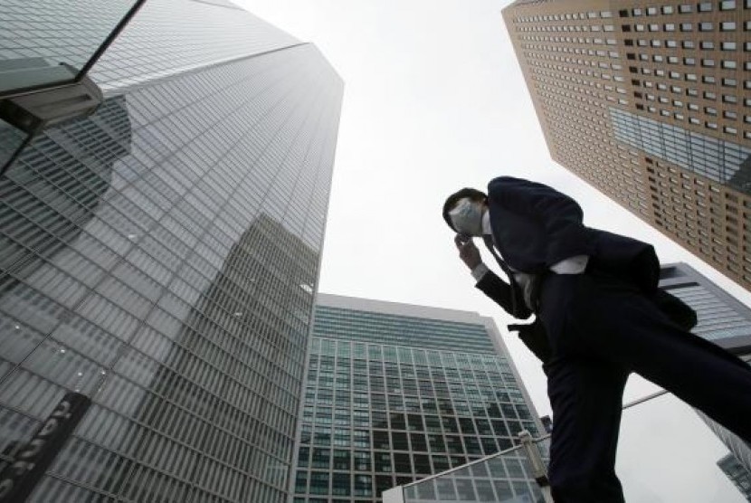 A businessman walks in Tokyo's business district April 18, 2014. (Illustration)