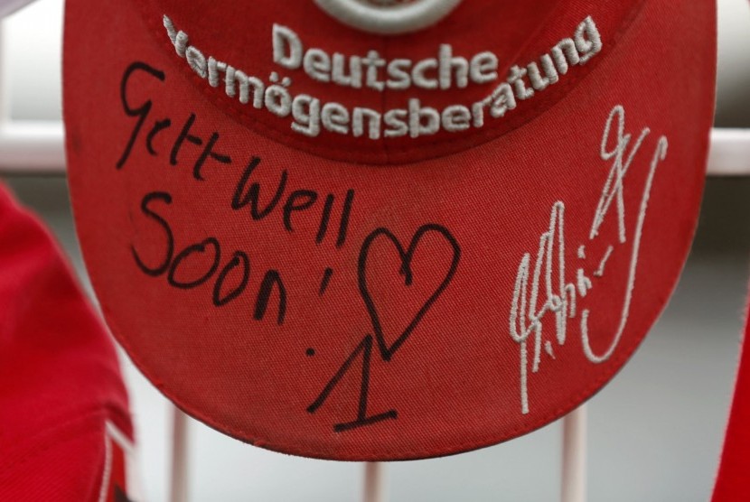 Topi bertuliskan ucapan semangat untuk legenda F1 Michael Schumacher. Hari ini, 29 Desember menandai 10 tahun sejak kecelakaan ski Michael Schumacher. 