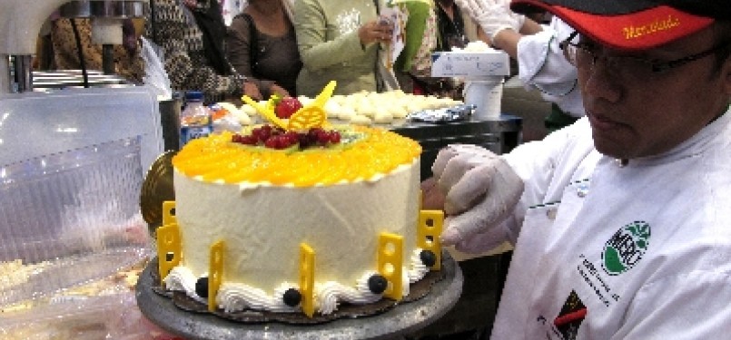 A chef  decorates his flour based cake at a shopping mall. Wheat flour consumtion in Indonesia increases by six percent (illustration).