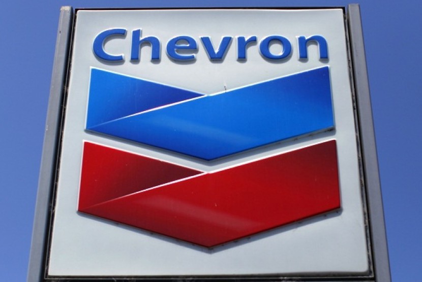 A Chevron gas station sign is seen in Del Mar, California, April 25, 2013. Attorney General's Office detains Indonesian general manager of Chevron, Bakhtiar Abdul Fatah, who is suspected involved in corruption case. (illustration) 