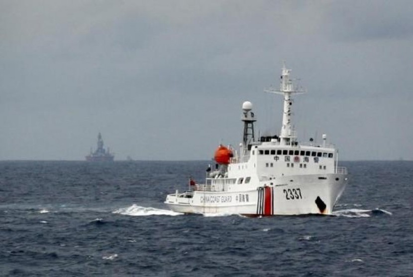 A Chinese Coast Guard vessel (R) passes near the Chinese oil rig, Haiyang Shi You 981 (L) in the South China Sea, about 210 km (130 miles) from the coast of Vietnam June 13, 2014. 