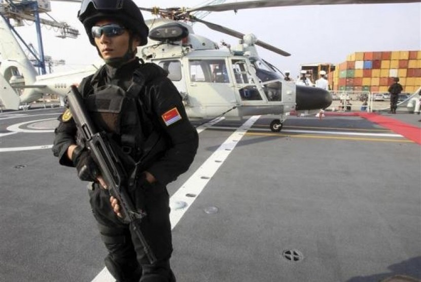 A Chinese commando guards the helipad of the Chinese frigate Yancheng docked at the port of Limassol January 4, 2014.