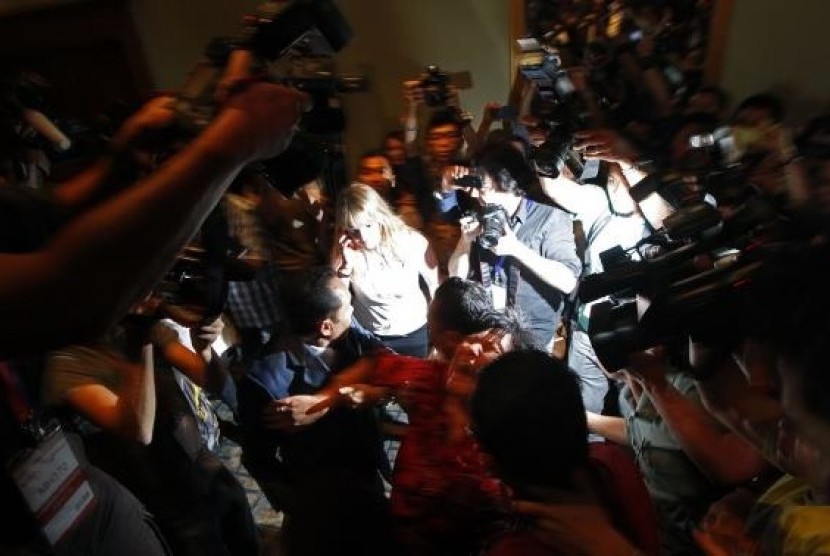 A Chinese family member of a passenger onboard the missing Malaysia Airlines Flight MH370 screams as she is being brought into a room outside the media conference area at a hotel in Kuala Lumpur International Airport March 19, 2014.
