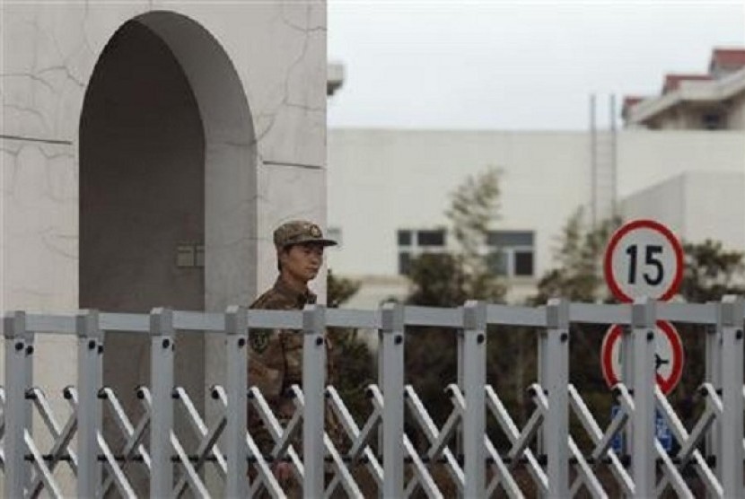 A Chinese People's Liberation Army soldier stands guard in front of 'Unit 61398', a secretive Chinese military unit, in the outskirts of Shanghai, February 19, 2013. The unit is believed to be behind a series of hacking attacks, a US computer security comp