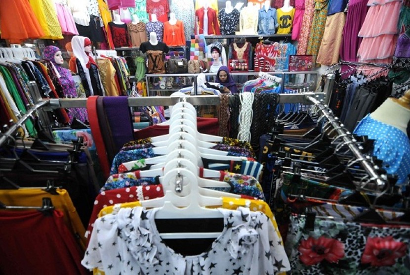 A clothing counter at a market in Jakarta. Clothing price decrease contributes 1.13 percent to April's deflation 