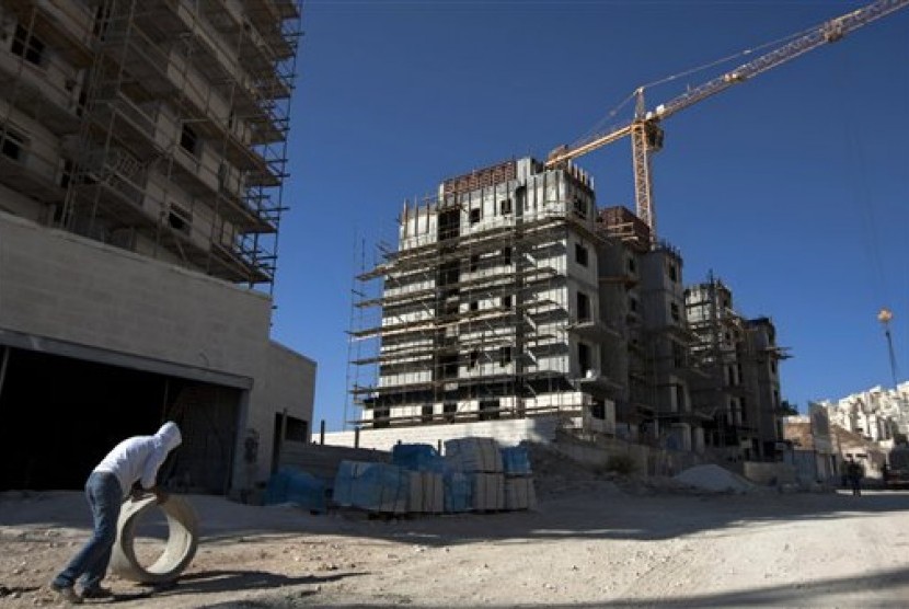 A construction worker works at a site of a new Jewish settlement unit in the east Jerusalem neighborhood of Har Homa. 
