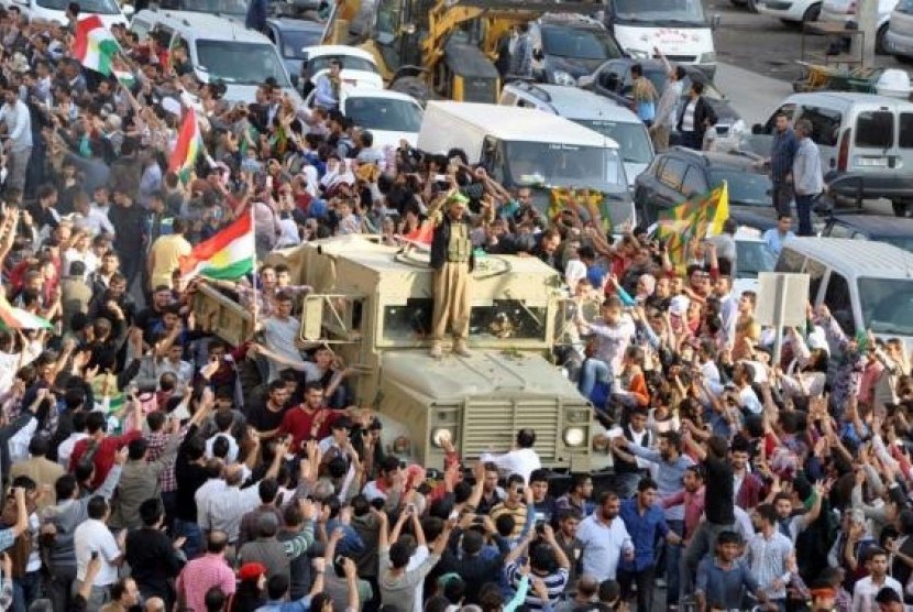 A convoy of peshmerga vehicles is escorted by Turkish Kurds on their way to the Turkish-Syrian border, in Kiziltepe near the southeastern city of Mardin October 29, 2014.