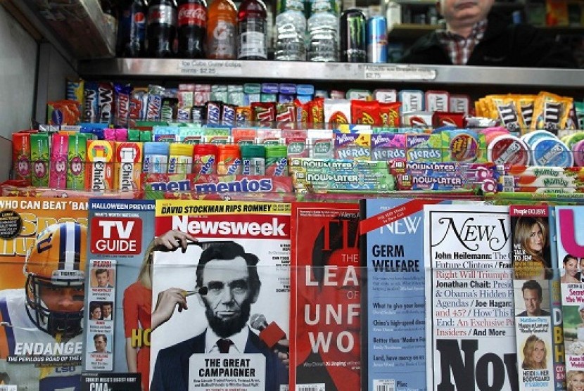  A copy of Newsweek magazine sits on a newsstand in New York October 18, 2012. Newsweek, the venerable U.S. weekly magazine covering current events, will publish its final print edition on Dec. 31 and move to an all-digital format early next year, two top executives said on Thursday. 