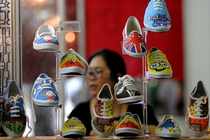 A counter sells Indonesian made shoes in Jakarta. (illustration)