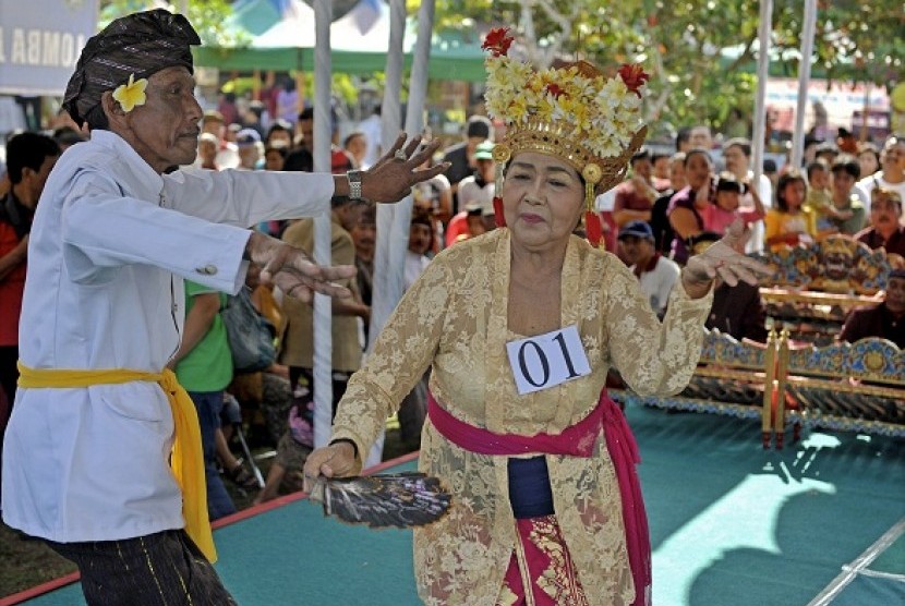 A couple of elderlies perform Balinese traditional dance during a celebration of Senior Citizen Day in Bali, this month. (photo file) 