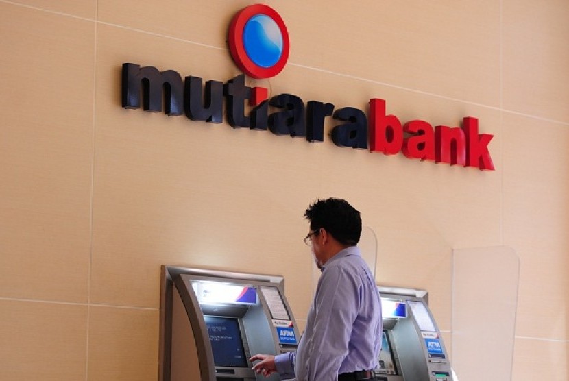 A customer uses ATM of Mutiara Bank in Jakarta. (file photo)