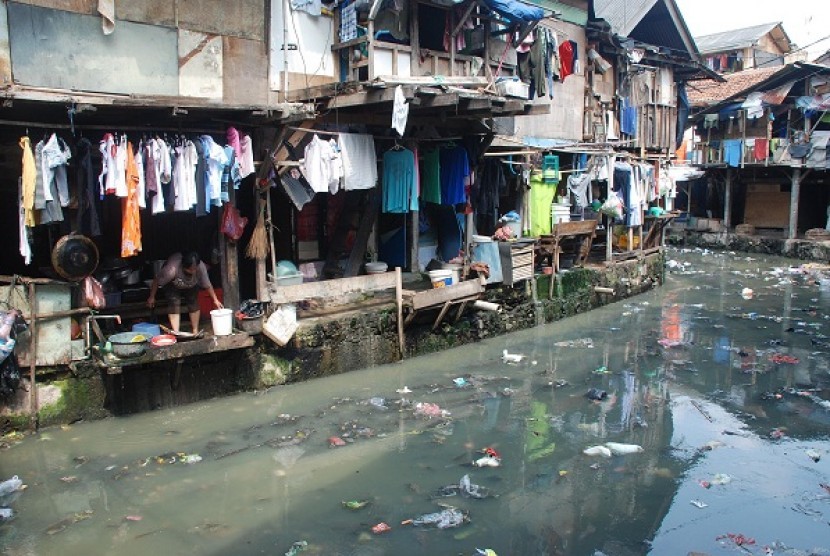 Some people have no other choise other than living in a slum area in Jakarta. 2HK will create livable environment in the city and the development of rural area to tackle urbanization. (illustration)