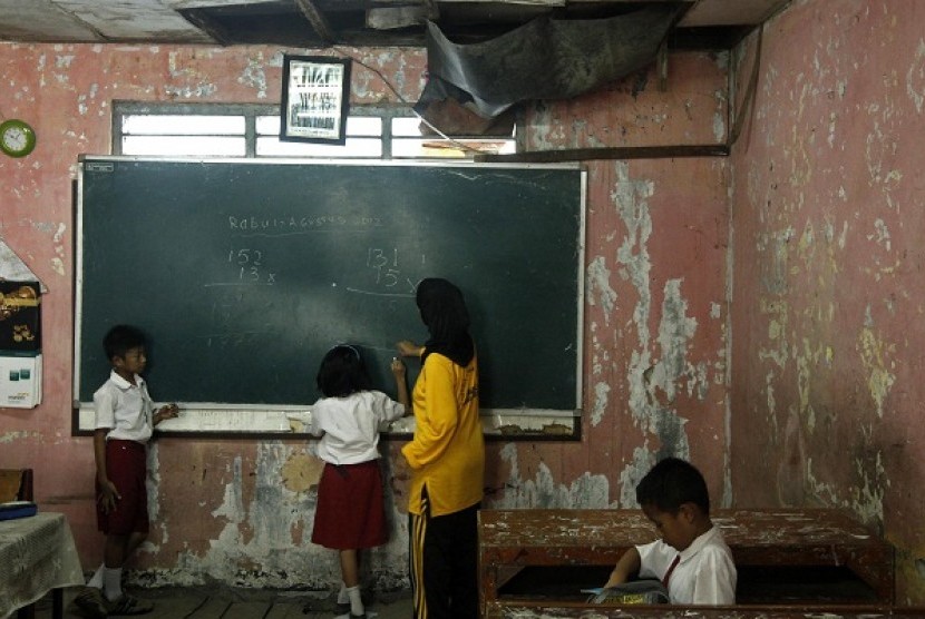 A damaged classroom in Central Jakarta (illustration)  
