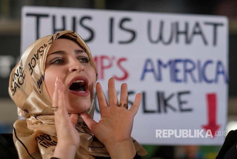 A demonstrator against the immigration rules implemented by U.S. President Donald Trump's administration, protests at Los Angeles international airport in Los Angeles, California, U.S., February 4, 2017. 