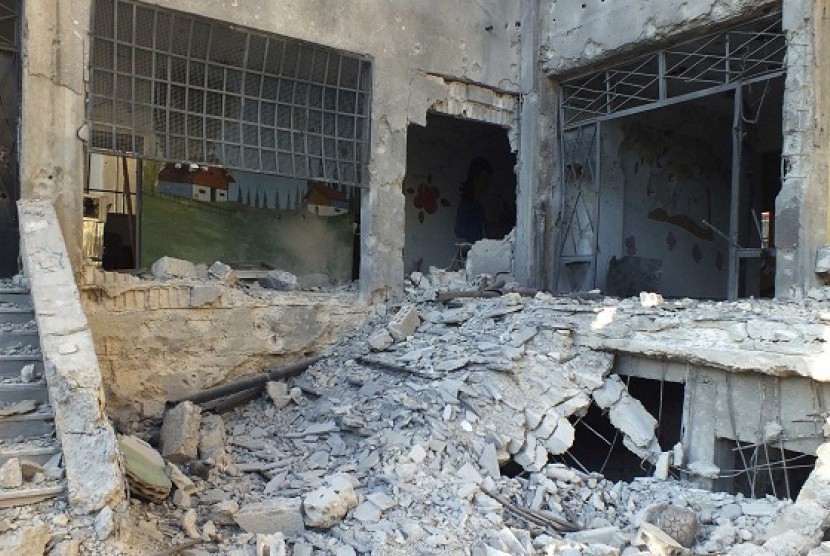 A destroyed school is seen at al-khalidiya neighbourhood in Homs July 17, 2012.  