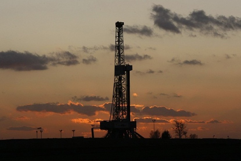 A drilling rig is seen at sunset at Grabowiec 6 near the village of Lesniowice, southeast Poland, home to US giant Chevron's. (illustration)  