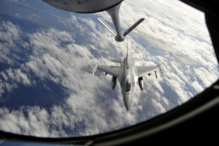 A F-16 fighter jet (Handout photo courtesy of US Air Force taken February 7, 2013)