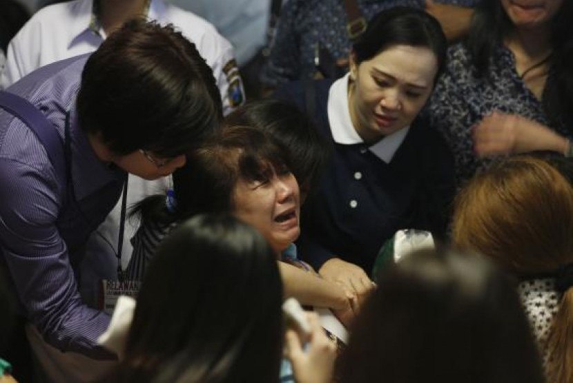 A family member of passengers onboard missing AirAsia flight QZ8501 react at a waiting area in Juanda International Airport, Surabaya December 30, 2014. 